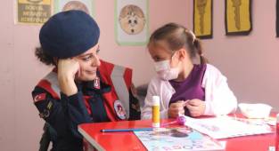 Jandarma çocuklara doğa ve hayvan sevgisini anlattı