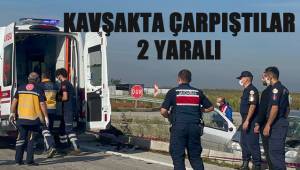 Kamyonet ile otomobil kavşakta çarpıştı: 2 yaralı