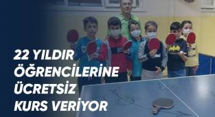 22 yıldır öğrencilere ücretsiz masa tenisi eğitimi veriyor
