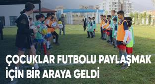 Çocuklar futbolu paylaşmak için bir araya geldi