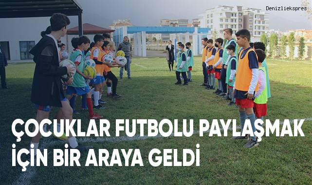 Çocuklar futbolu paylaşmak için bir araya geldi