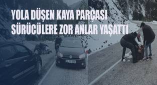 Yola düşen kaya parçası sürücülere zor anlar yaşattı