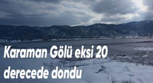 Donan gölün manzarası kartpostallık görüntü oluşturdu