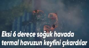 Eksi 6 derece soğuk havada termal havuzun keyfini çıkardılar