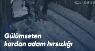 Fotoğraf çekildikleri kardan adamı alıp götürdüler