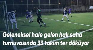 Geleneksel hale gelen halı saha turnuvasında 33 takım ter döküyor