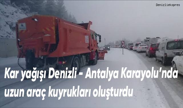 Karayolları ve trafik ekipleri yolun açık kalması için çalışıyor