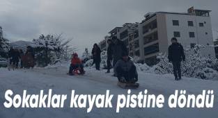 Karla kaplanan kentte eline leğen ve poşetini alanlar kayak keyfi yaşadı