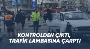 Kontrolden çıkan otomobil trafik ışıklarına çarparak durabildi