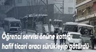 Öğrenci servisi önüne kattığı hafif ticari aracı sürükleyip götürdü