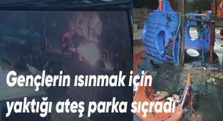 Parkı alev alev yakan gençler kameraya yakalandı