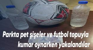 Parkta pet şişeler ve futbol topuyla kumar oynarken yakalandılar