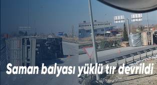 Saman balyası yüklü tır devrildi