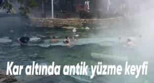 Termal havuza giren turistler, kar altında yüzmenin keyfini çıkardı