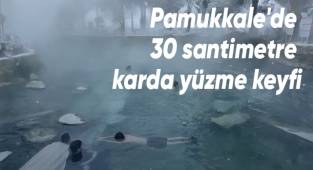 Termal havuza giren turistler, kar altında yüzmenin keyfini çıkardı