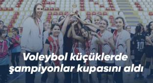 Voleybol küçüklerde şampiyonlar kupasını aldı