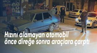 Hızını alamayan otomobil önce direğe sonra araçlara çarptı