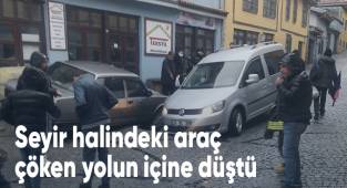 Tarihi yolun çökmesi sonucu birisi seyir halinde olan 2 araç mahsur kaldı