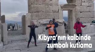 Zirveye çıkan sporseverler dans ederek o anı taçlandırdı