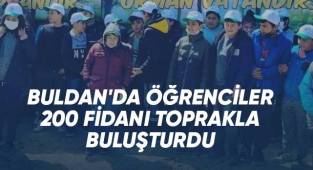 Buldan'da öğrenciler 200 fidanı toprakla buluşturdu