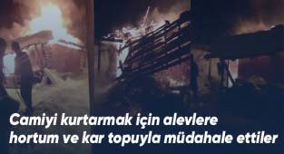 Camiyi kurtarmak için alevlere hortum ve kar topuyla müdahale ettiler