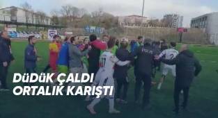 Maçın bitiş düdüğünün ardından saha bir anda karıştı