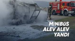Seyir halindeki minibüs alev alev yandı