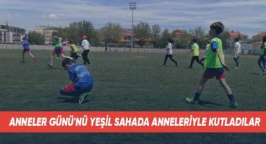 Anneler Günü'nü yeşil sahada anneleriyle kutladılar