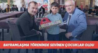 Bayramlaşma töreninde sevinen çocuklar oldu
