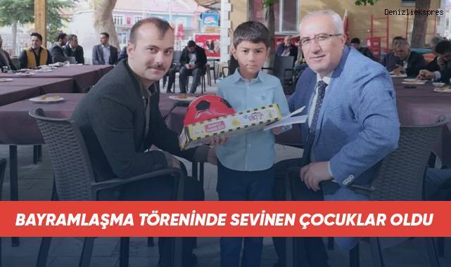 Bayramlaşma töreninde sevinen çocuklar oldu