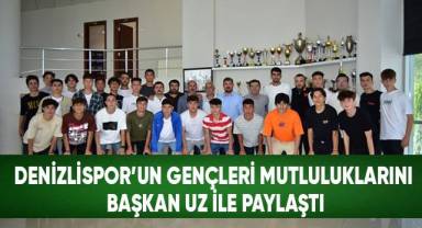 Denizlispor’un gençleri mutluluklarını Başkan Uz ile paylaştı
