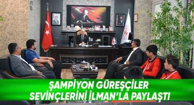 Şampiyon güreşçiler sevinçlerini İlman’la paylaştı