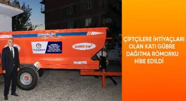 Çiftçilere ihtiyaçları olan katı gübre dağıtma römorku hibe edildi