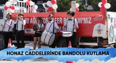 HONAZ CADDELERİNDE BANDOLU KUTLAMA