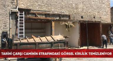 Tarihi Çarşı Caminin etrafındaki görsel kirlilik temizleniyor