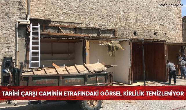 Tarihi Çarşı Caminin etrafındaki görsel kirlilik temizleniyor