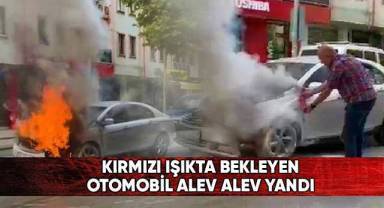 Kırmızı ışıkta bekleyen otomobil alev alev yandı