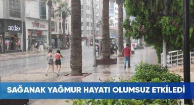 Sağanak yağmur hayatı olumsuz etkiledi