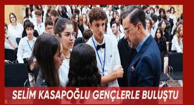 Selim Kasapoğlu, M.Kaynak Anadolu Lisesi öğrencilerinin gerçekleştirdiği OURCASE MKAL’22 inovasyon kampında gençlerle bir araya geldi.