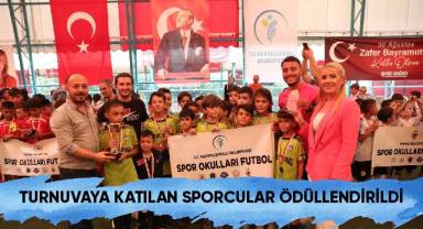 Turnuvaya katılan sporcular ödüllendirildi