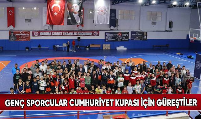 Genç Sporcular Cumhuriyet Kupası İçin Güreştiler