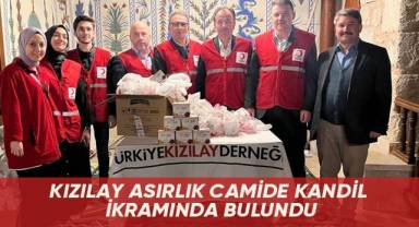 Kızılay asırlık camide kandil ikramında bulundu