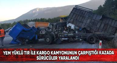 Yem yüklü tır ile kargo kamyonun çarpıştığı kazada sürücüler yaralandı