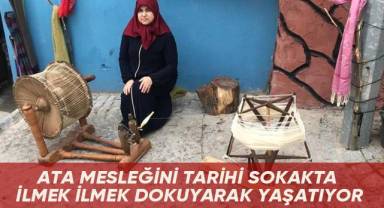 Ata mesleğini tarihi sokakta ilmek ilmek dokuyarak yaşatıyor