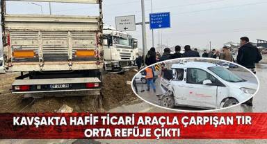 Kavşakta hafif ticari araçla çarpışan tır orta refüje çıktı