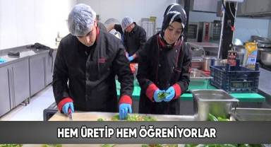 Öğrenciler eğitim camiasına yemek hazırlıyor