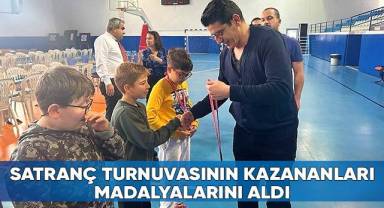 Satranç turnuvasının kazananları madalyalarını aldı