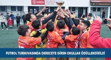 Futbol turnuvasında dereceye giren okullar ödüllendirildi