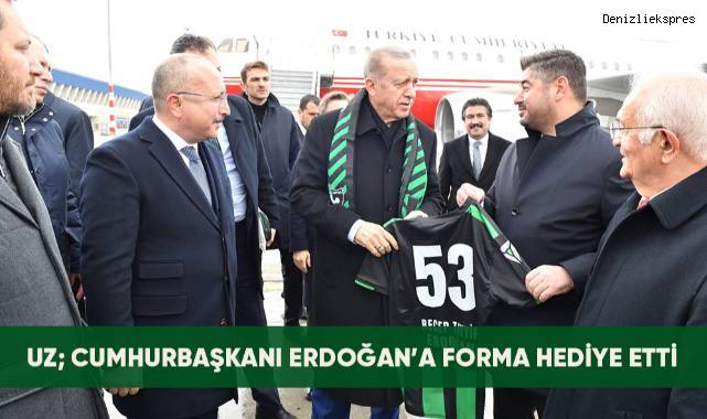Mehmet Uz; Cumhurbaşkanı Recep Tayyip Erdoğan’a Denizlispor forması hediye etti