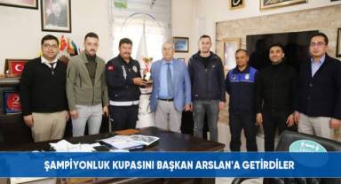 Şampiyonluk kupasını Başkan Arslan'a getirdiler
